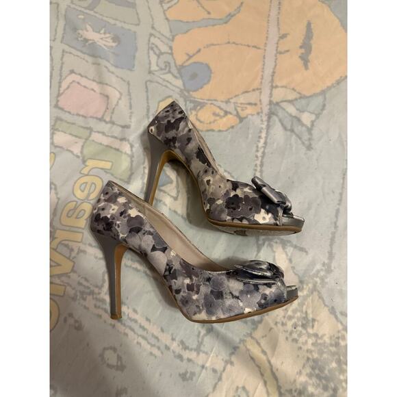 Fioni Multicolored Gray Heels - Stylish & Unique! - Picture 2 of 3